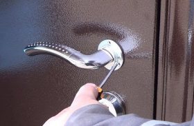 Замена дверной ручки металлической двери в Лебедяни
