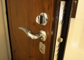 Замена входной двери в квартире в Лебедяни
