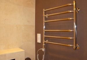 Установка электрического полотенцесушителя в ванной в Лебедяни